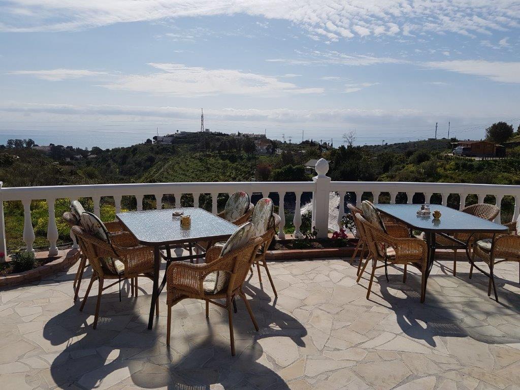 Terrasse der Finca El Morisco mit Meerblick